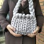 Borsa fatta a mano con lana gigante color grigio chiaro