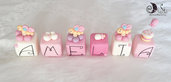 Cake topper cubi in scala di rosa con farfalle 6 lettere 